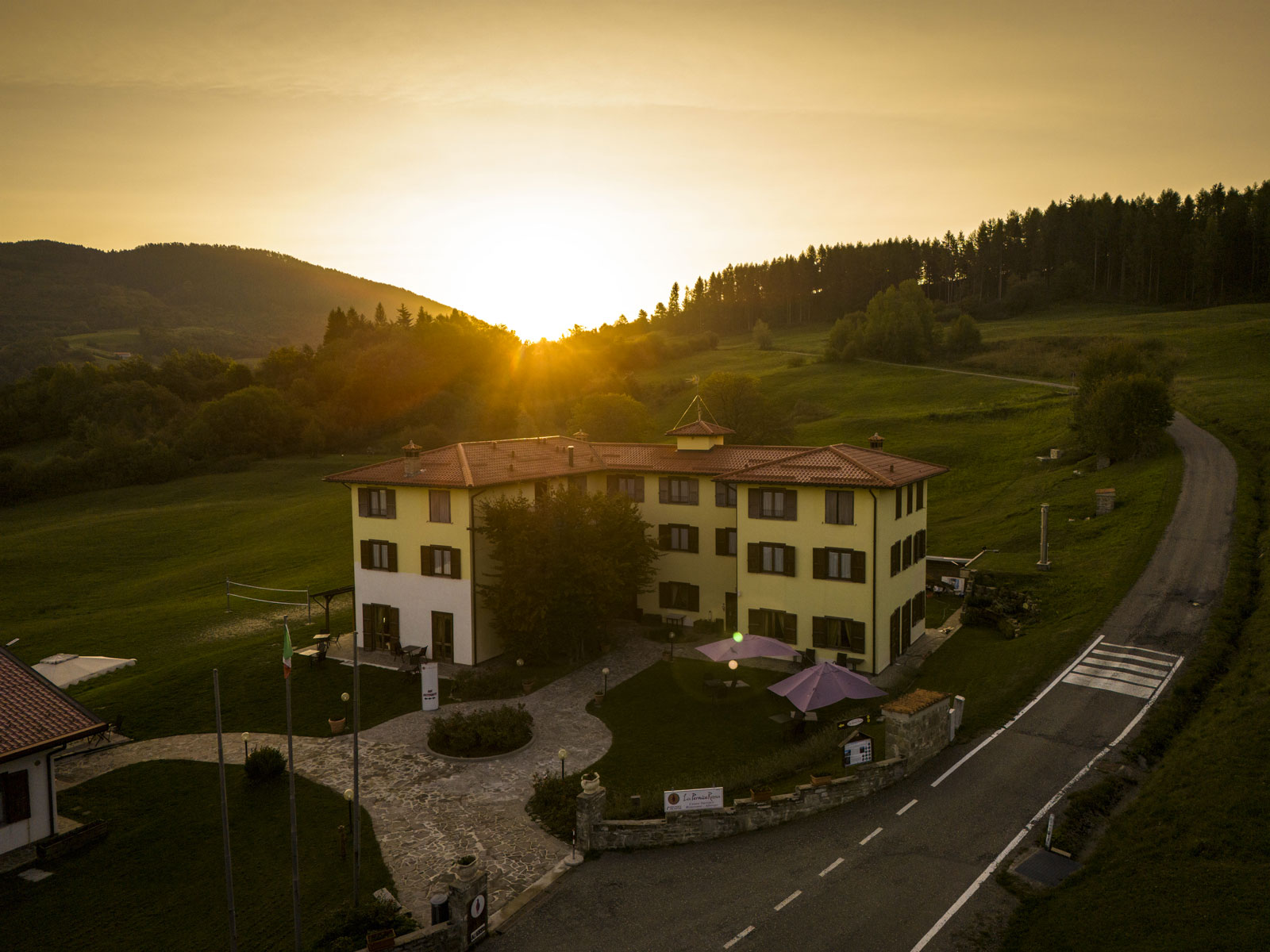Ci sono giornate che meritano di essere vissute con calma, circondati dalle persone a cui vogliamo bene, immersi nella natura e accompagnati dai sapori della tradizione. A Ferragosto, La Pernice Rossa ti accoglie per un pranzo speciale, pensato per farti pranzo di ferragosto 2026