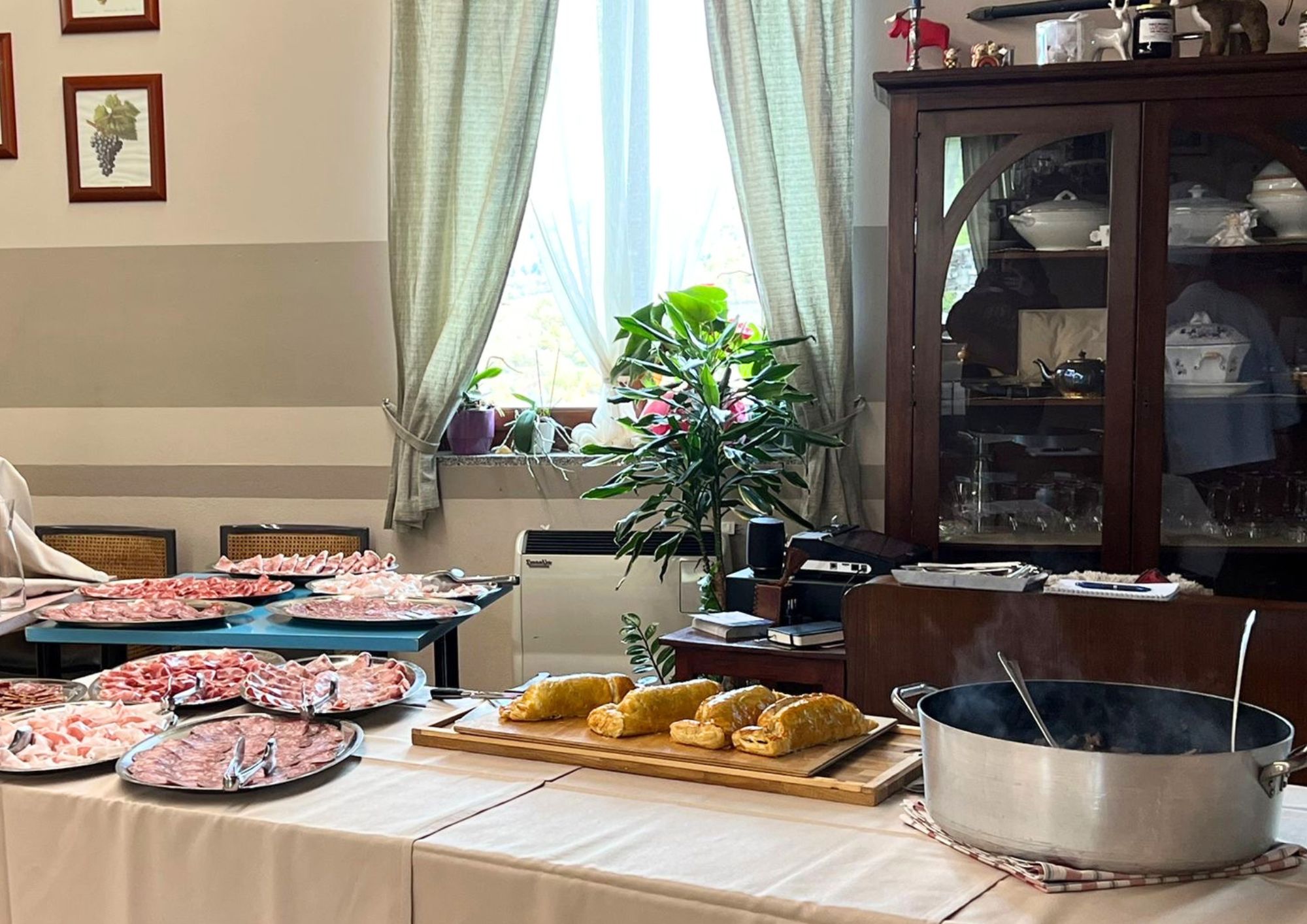 La tradizione torna in tavola alla Pernice Rossa con la Terza Edizione della Maialata. Una giornata dedicata ai sapori di una volta, alla convivialità e al piacere di ritrovarsi insieme attorno a una tavola, senza fretta. Lo Chef Claudio e Barbara ci acco terza edizione della maialata della tradizione